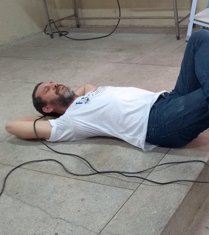 Professor deitado na sala de aula