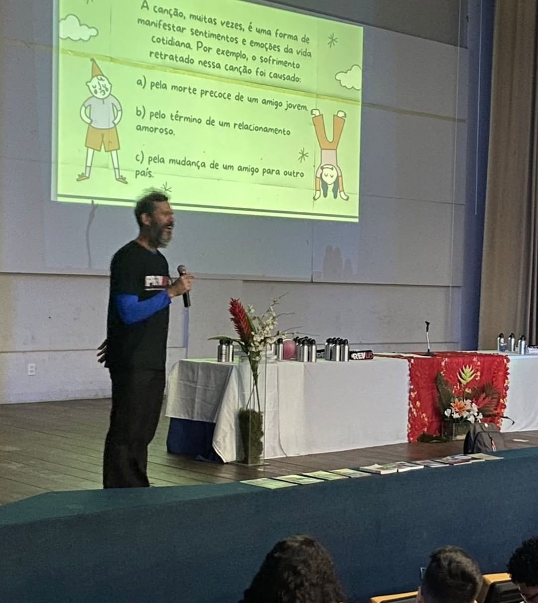 Professor palestrando em auditório