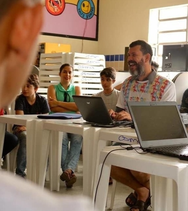 Professor dando aula em sala